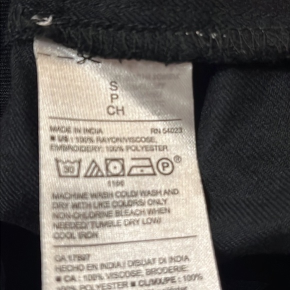 Black, Old Navy, sleeveless shirt, floral design in white size small - Picture 4 of 4